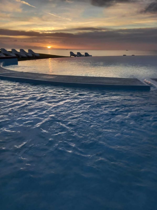 Una piscina al aire libre (de 08:30 a 19:00), sombrillas, tumbonas