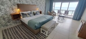 Dobbeltrom – superior | Safe på rommet, skrivebord, blendingsgardiner og strykejern/-brett