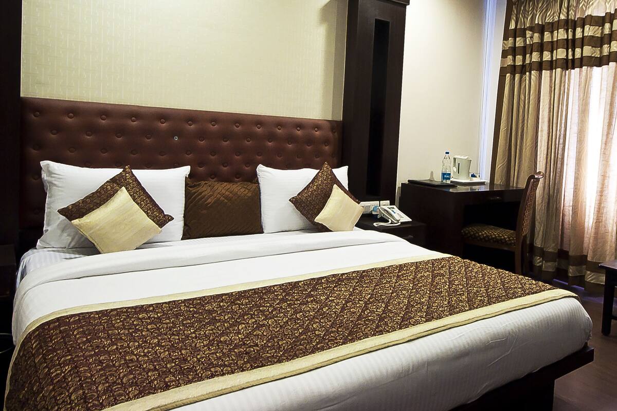 Deluxe Double or Twin Room | Minibar, in-room safe, desk, laptop workspace