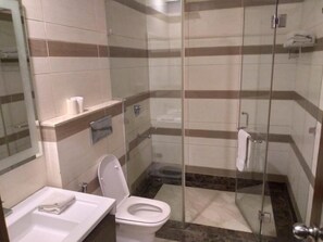 Shower, rainfall showerhead, free toiletries, hair dryer - Hotel Divine Paradise (New Delhi)