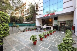 مواقف سيارات مجانية