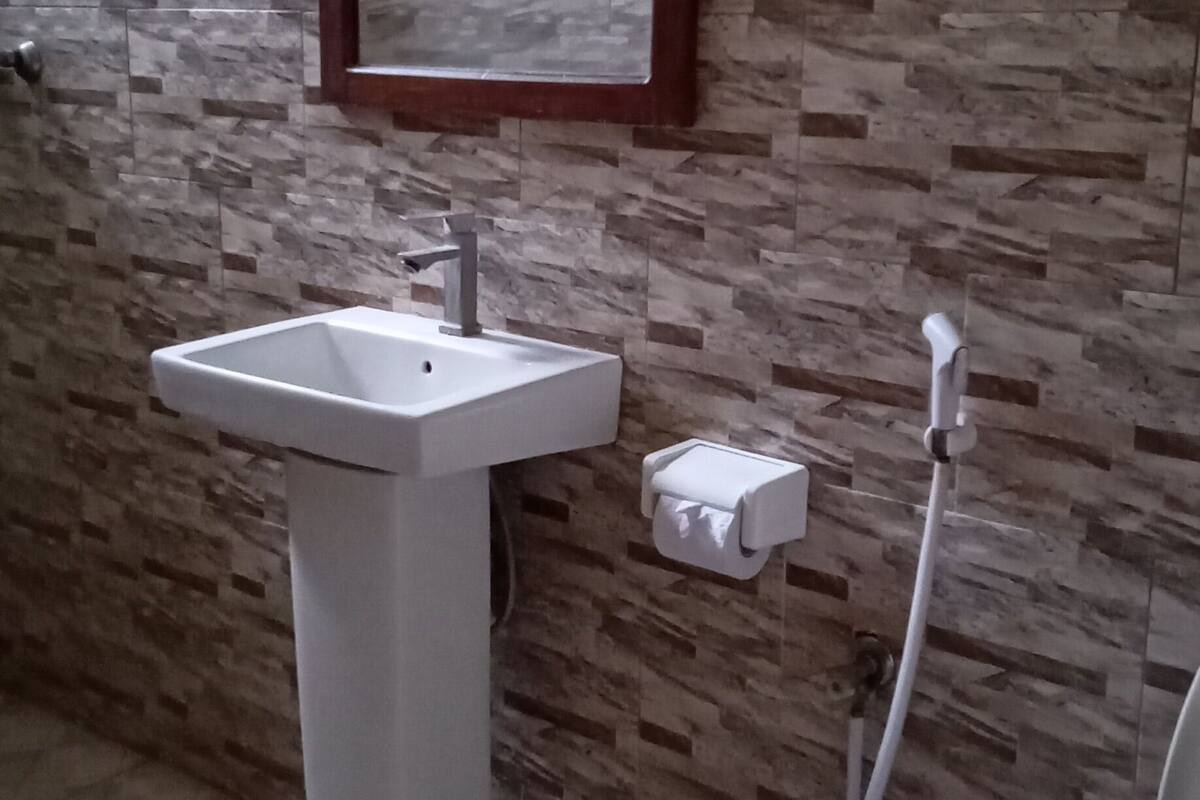 shower, rainfall showerhead, free toiletries, slippers