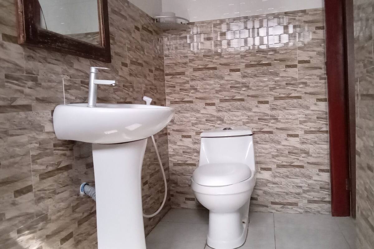 shower, rainfall showerhead, free toiletries, slippers