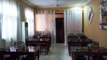 Phục vụ bữa sáng, bữa trưa và bữa tối