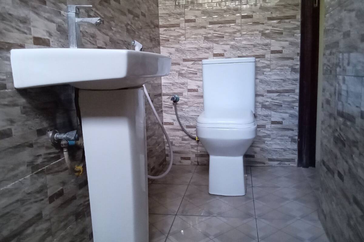 shower, rainfall showerhead, free toiletries, slippers