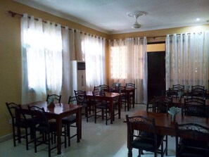 Serveert ontbijt, lunch en diner