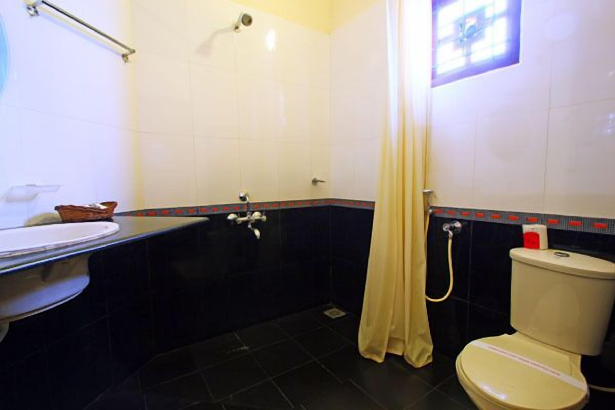 standard room, poolside | bathroom | shower, free toiletries, towels