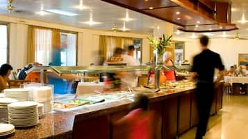2 restaurants, breakfast served