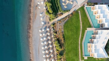 Een buitenzwembad, parasols voor strand/zwembad