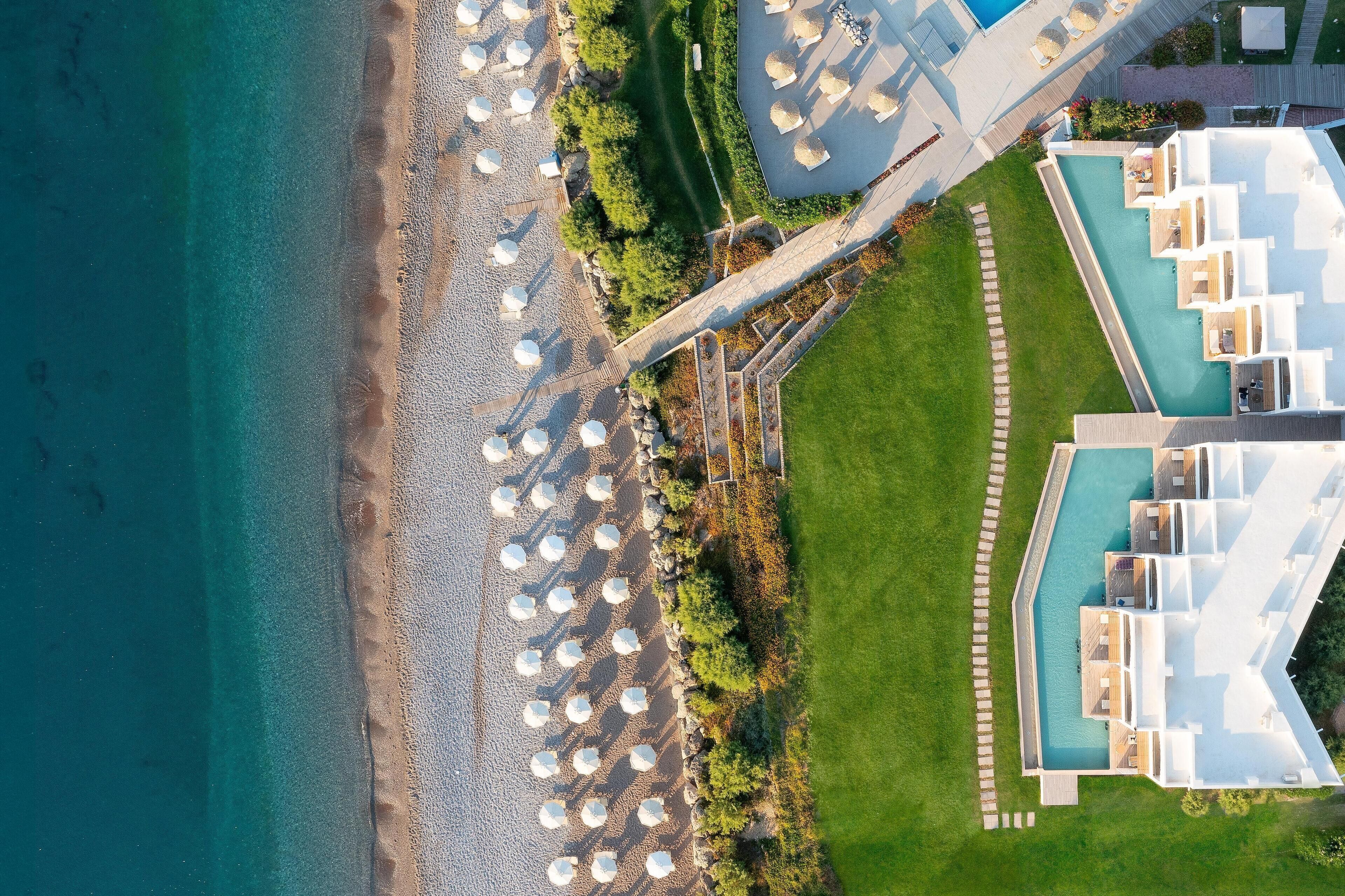 Piscine extérieure, parasols de plage, chaises longues