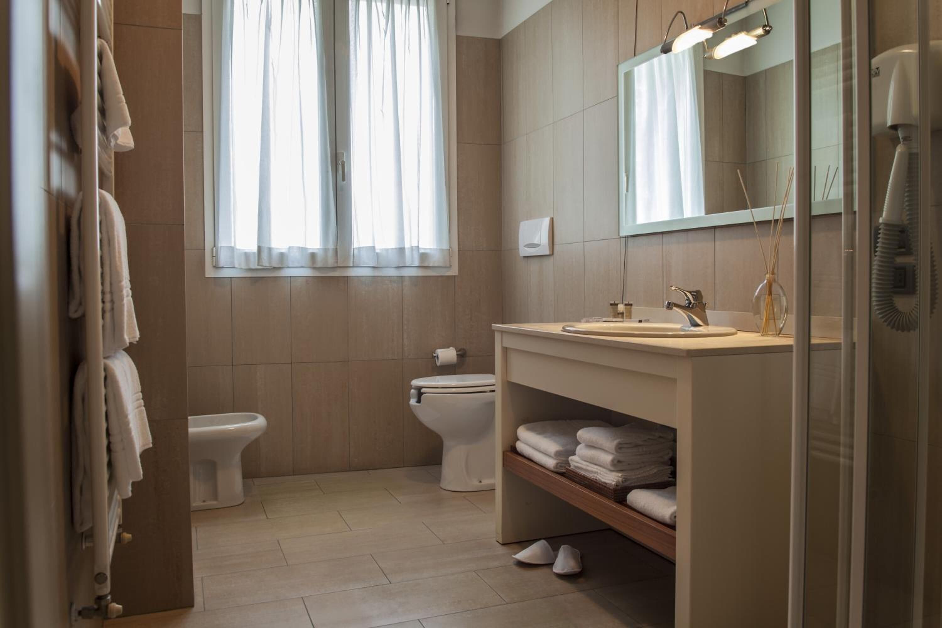 shower, rainfall showerhead, free toiletries, hair dryer