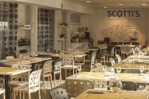 Breakfast, lunch and dinner served - Hotel Cora (Carate Brianza)