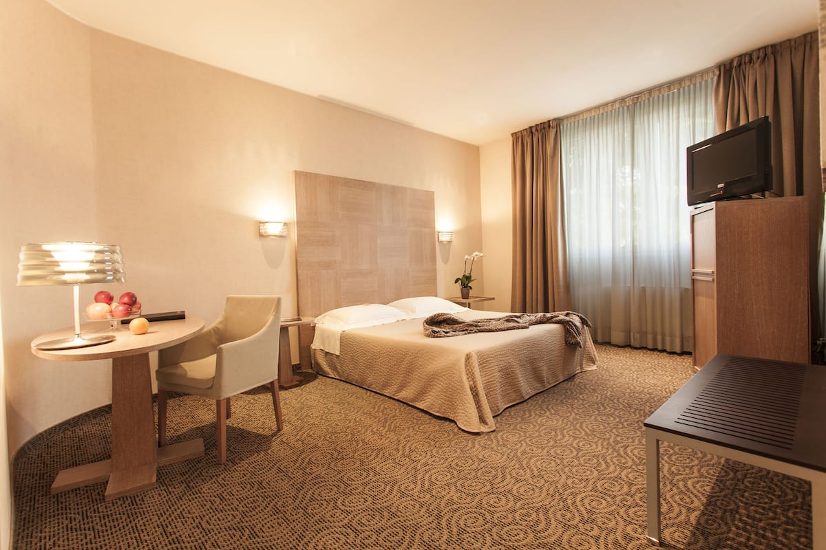 premium bedding, down duvets, minibar, in-room safe
