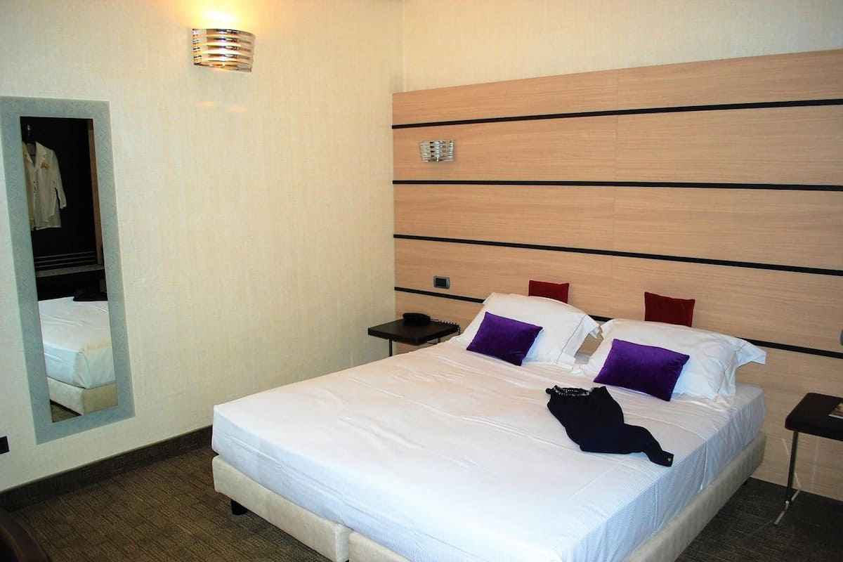Executive tweepersoonskamer | Luxe beddengoed, donzen dekbedden, een minibar, een kluis op de kamer