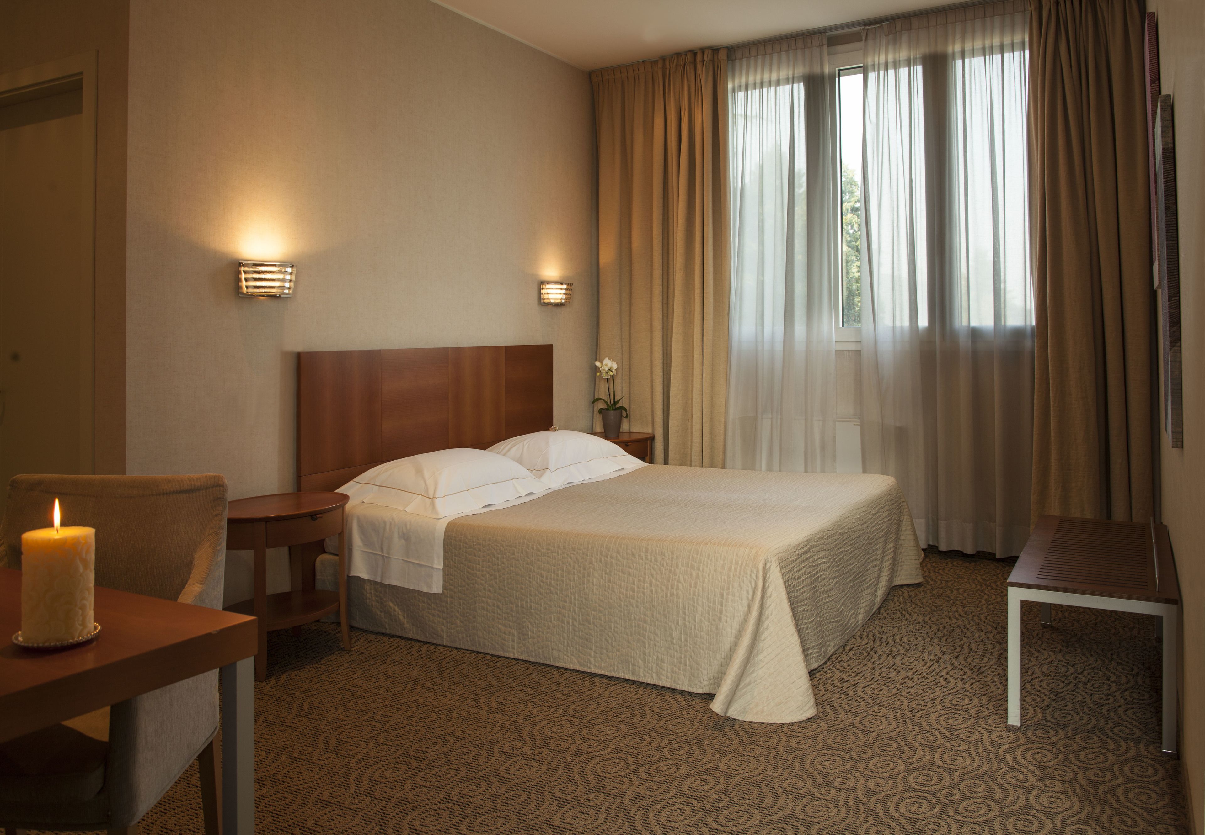 premium bedding, down duvets, minibar, in-room safe