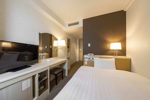 Edredons de pluma, escrivaninha, ferros/tábuas de passar roupa