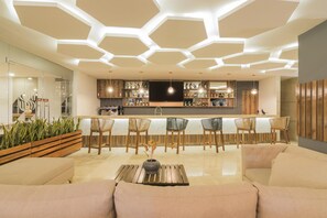 2 bares o lounges, 2 bares junto a la alberca 