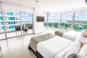 Standaard Twin kamer, 2 tweepersoonsbedden | Luxe beddengoed, een minibar, een kluis op de kamer, een bureau