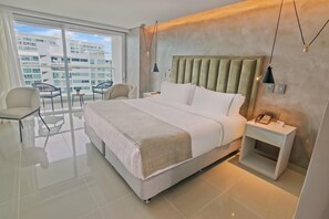 Roupas de cama premium, frigobar, cofres nos quartos, escrivaninha