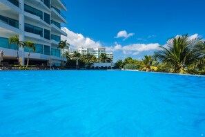 3 outdoor pools, open 9 AM to 8 PM, pool umbrellas, pool loungers - Sonesta Hotel Cartagena (Cartagena)