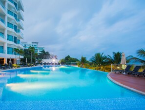 A large outdoor swimming pool with lounge chairs and palm trees. - Sonesta Hotel Cartagena (Cartagena)