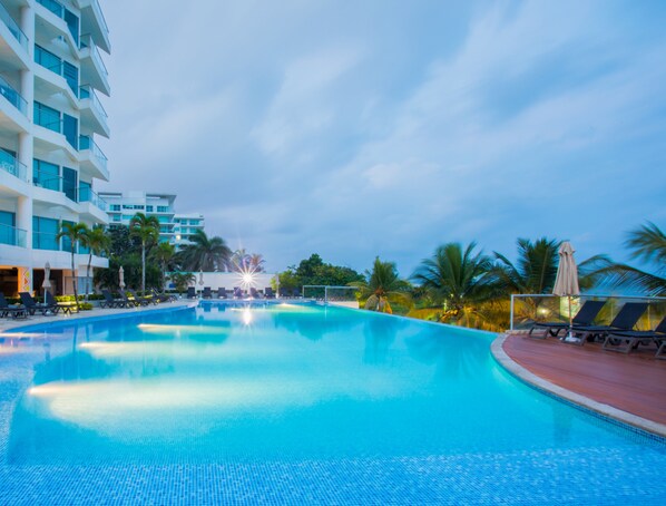 3 kolam renang outdoor, dengan payung kolam renang dan kursi berjemur