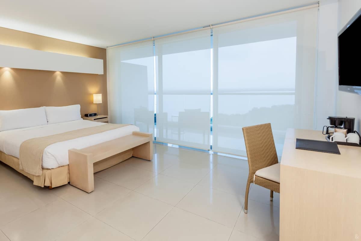 Luxe beddengoed, een minibar, een kluis op de kamer, een bureau