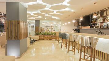 2 bares o lounges, 2 bares junto a la alberca