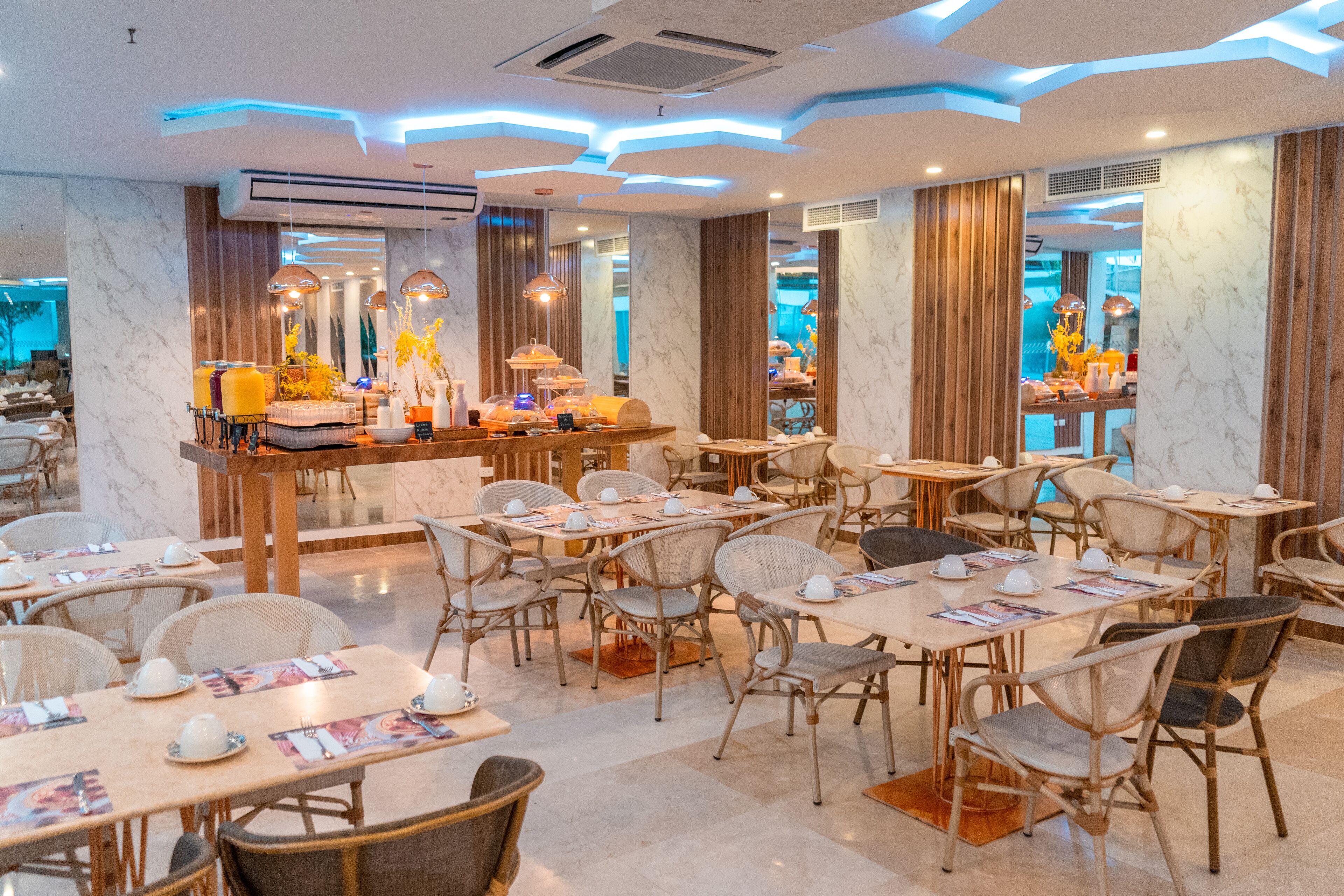 2 restoran; sarapan, makan tengah hari dan makan malam dihidangkan