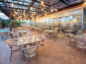 2 restaurants, breakfast served - Sonesta Hotel Cartagena (Cartagena)