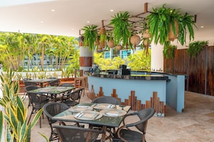 2 restaurants, serveren ontbijt