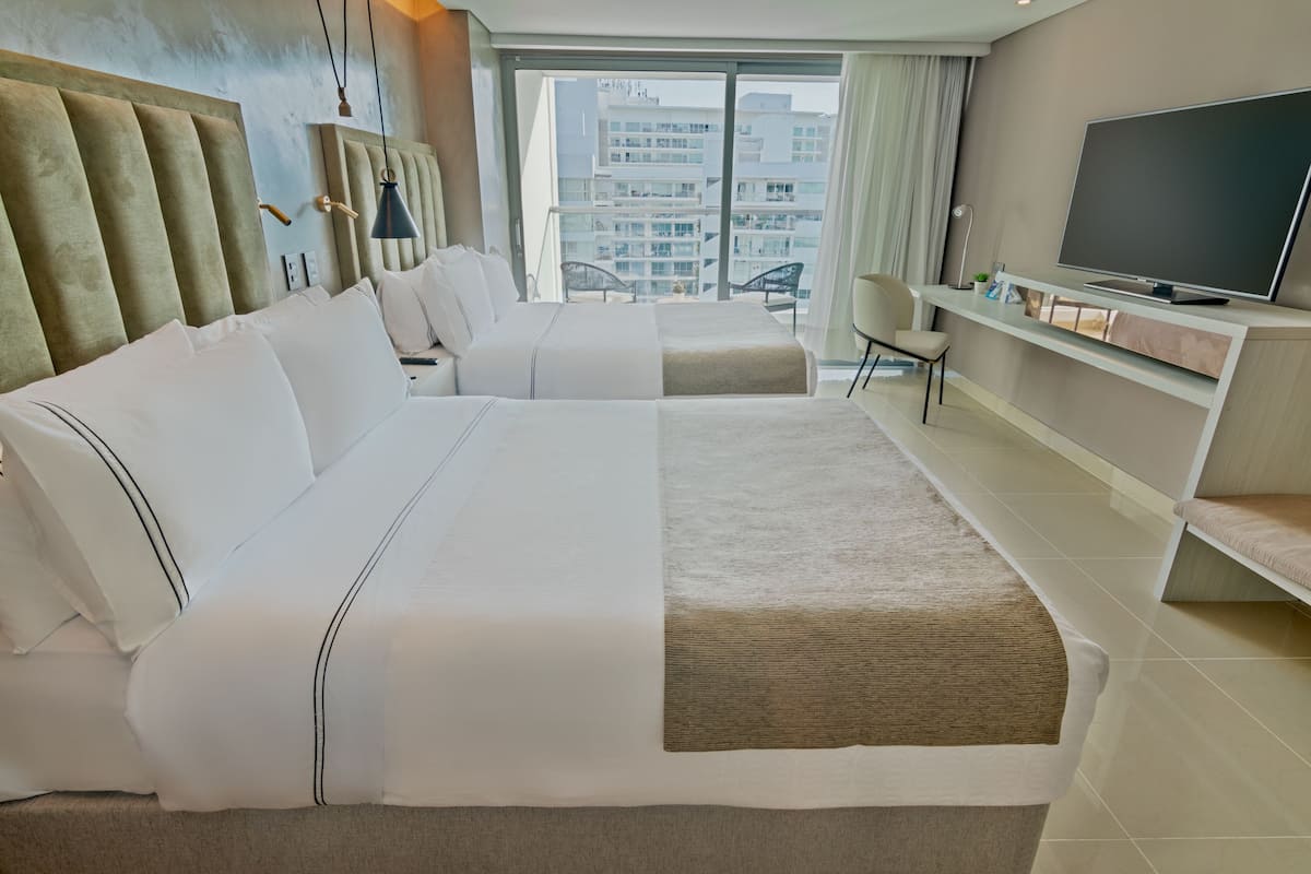 Superior Twin kamer, 2 tweepersoonsbedden | Luxe beddengoed, een minibar, een kluis op de kamer, een bureau
