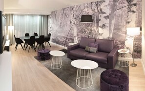 Suite presidencial | Minibar, caja fuerte, mobiliario individual y escritorio