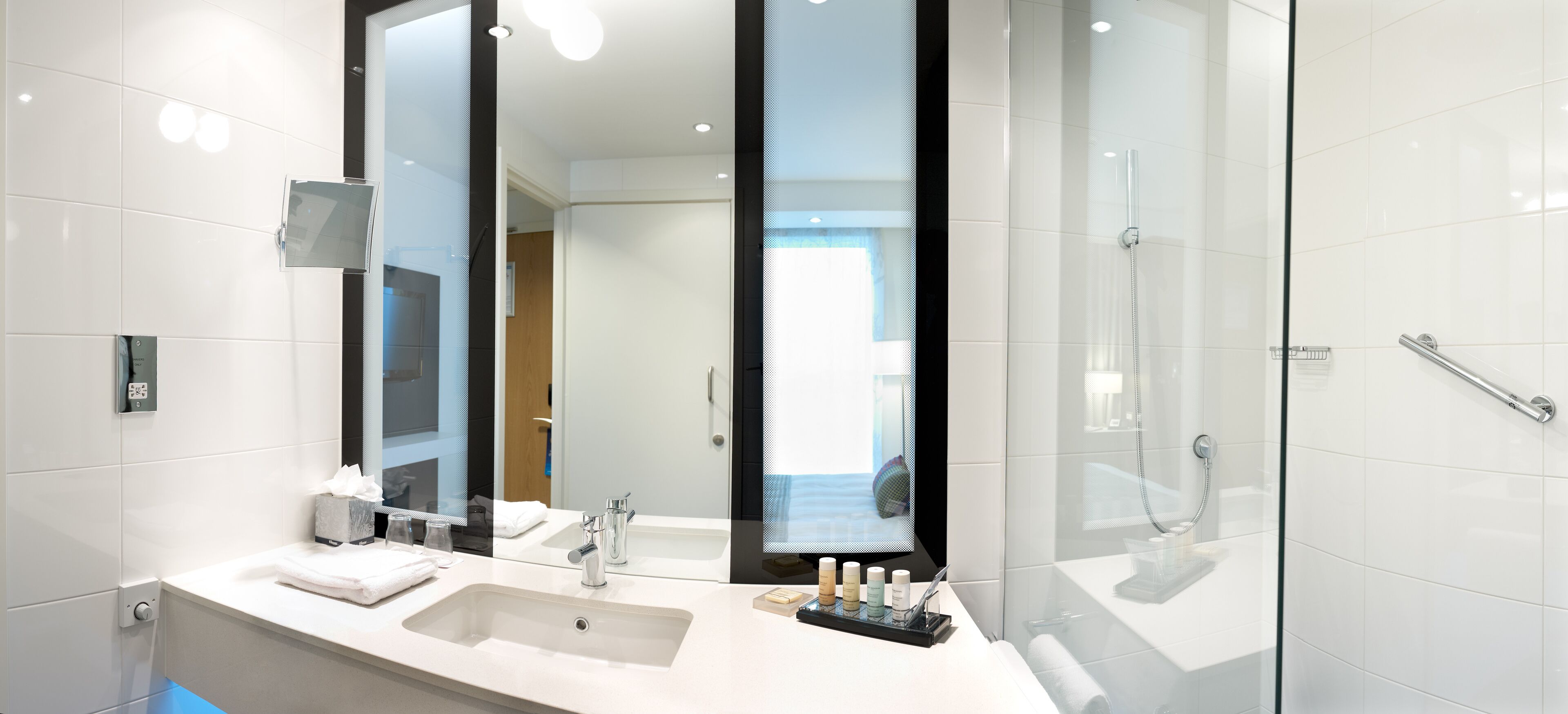 standard room | minibar, in-room safe, individually furnished, desk