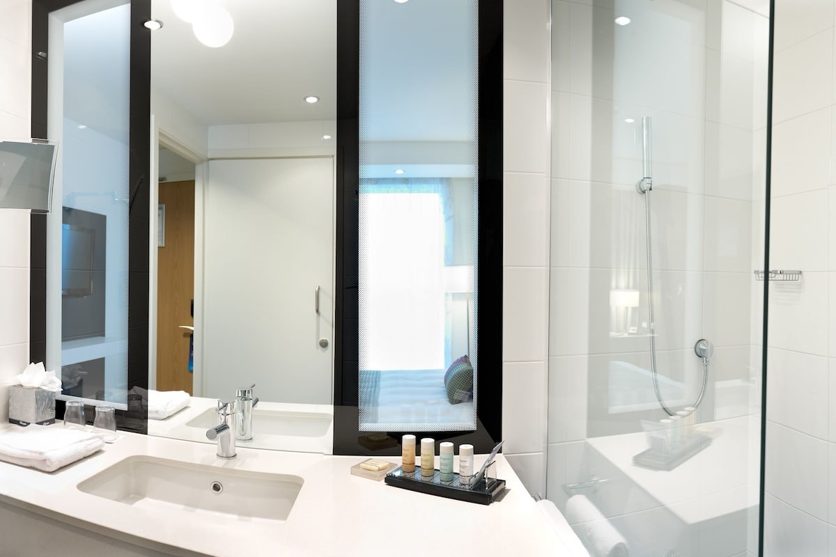 standard room | minibar, in-room safe, individually furnished, desk
