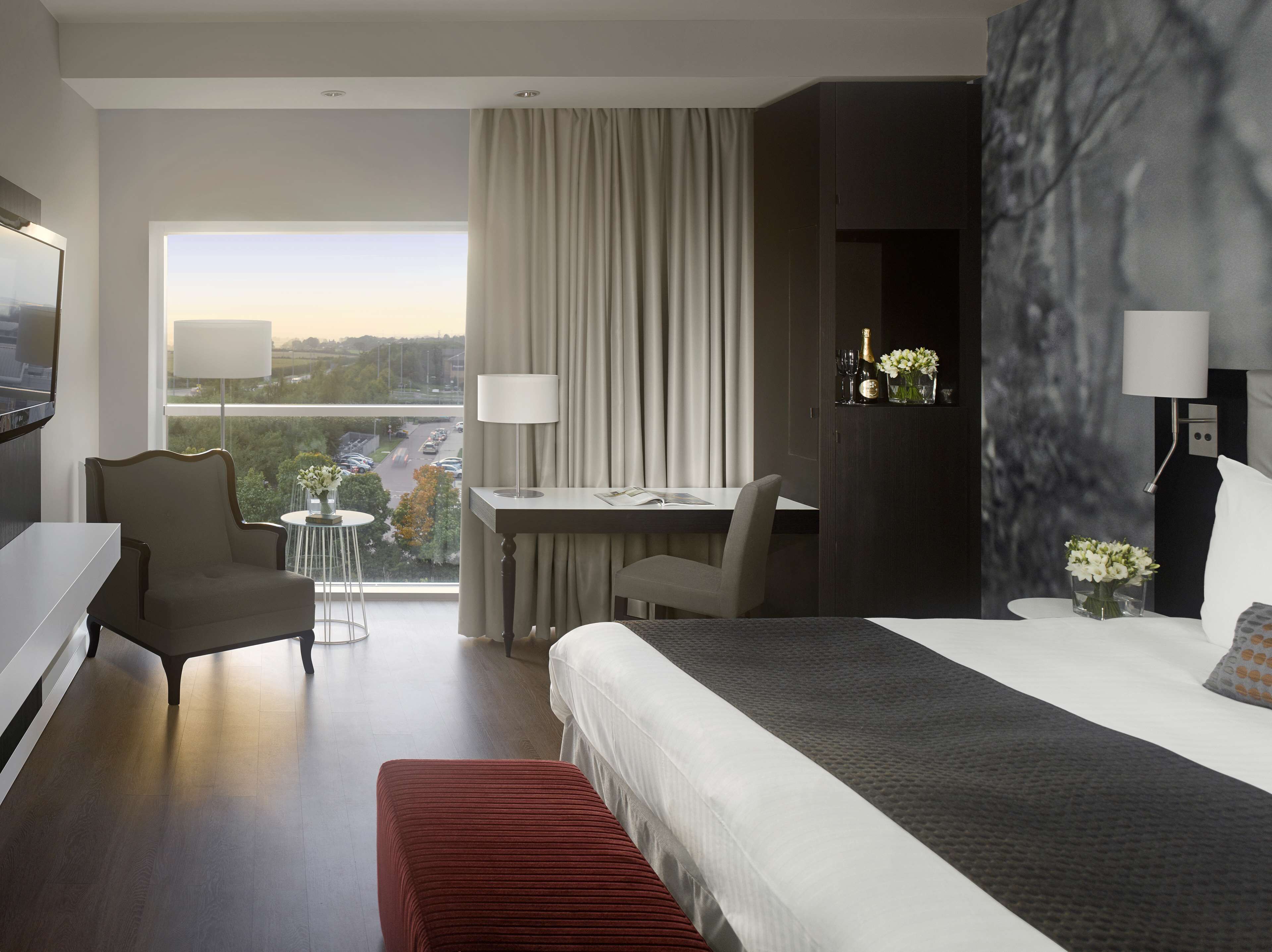 standard room | minibar, in-room safe, individually furnished, desk