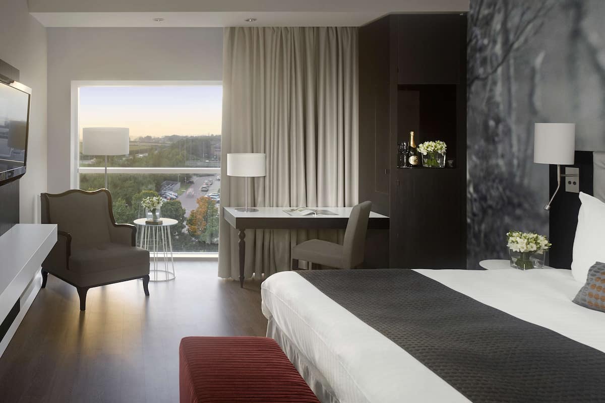 standard room | minibar, in-room safe, individually furnished, desk