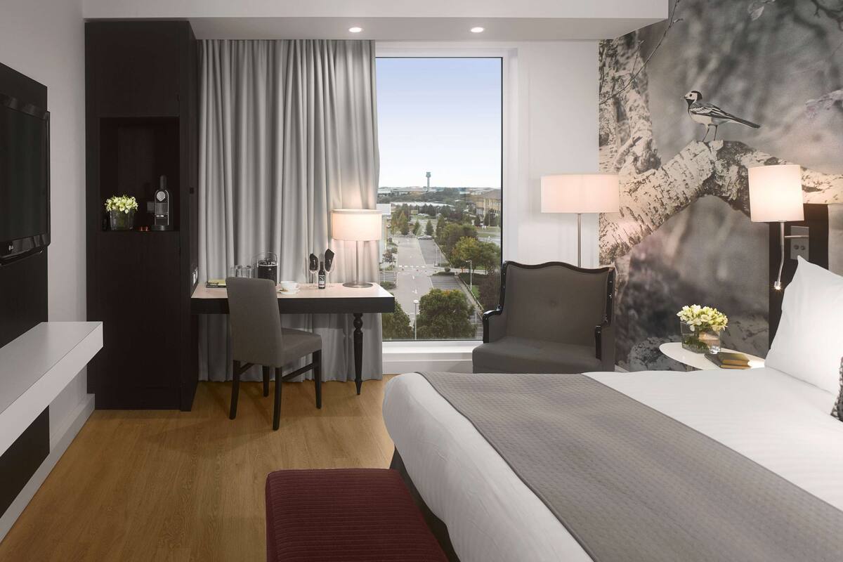 minibar, in-room safe, individually furnished, desk