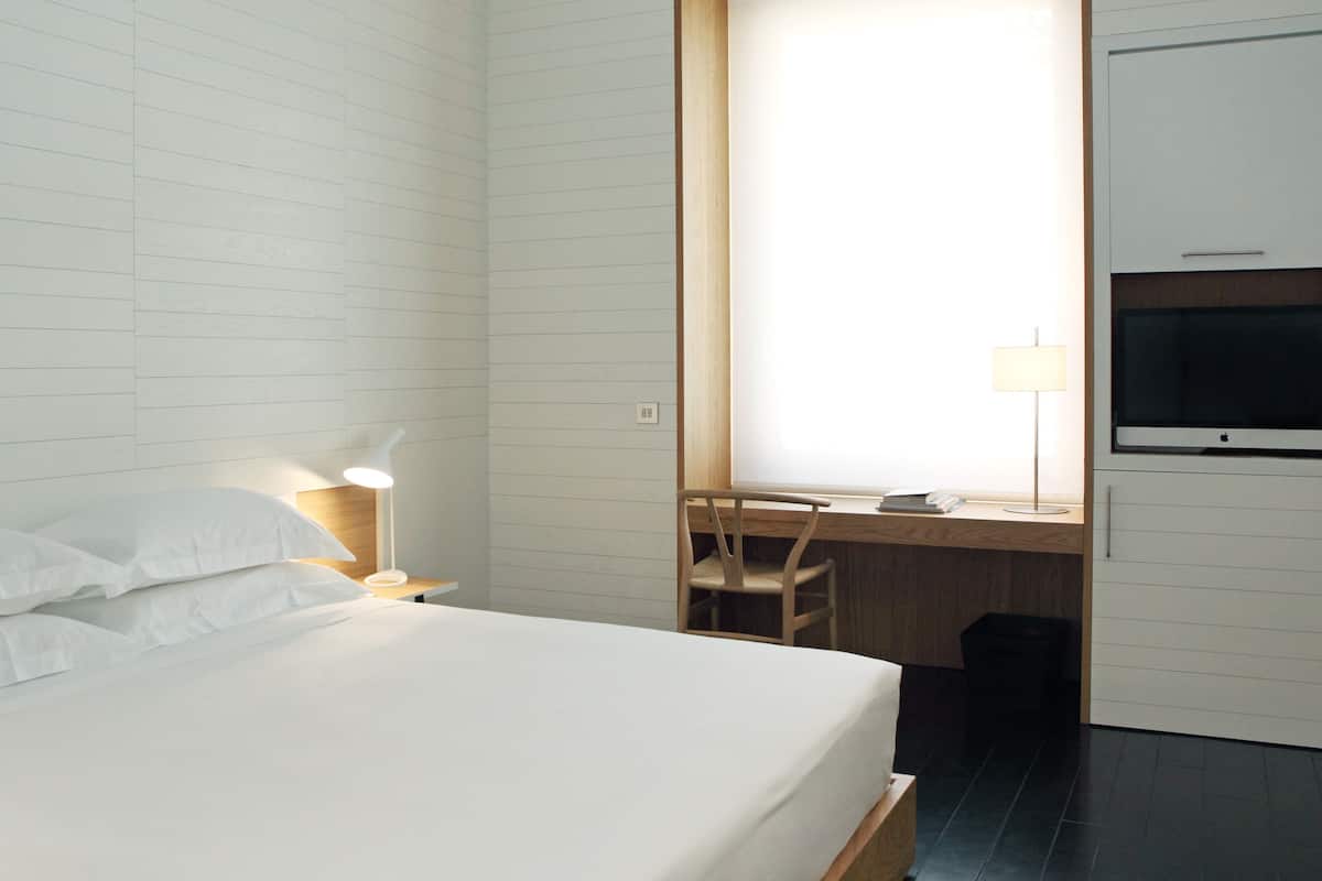 Egyptian cotton sheets, premium bedding, minibar, in-room safe