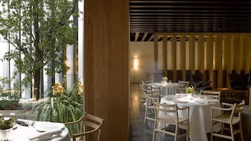 2 restaurants; breakfast, lunch, and dinner served