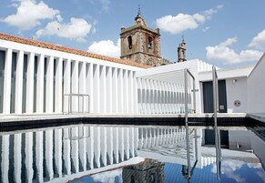 Una piscina cubierta, una piscina al aire libre