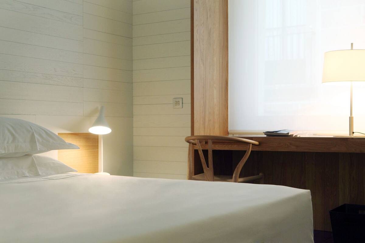 Egyptian cotton sheets, premium bedding, minibar, in-room safe