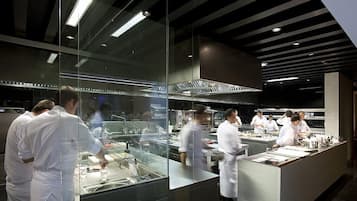 2 restaurants; ze serveren er ontbijt, lunch en diner