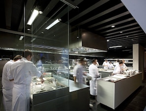 2 restaurants; breakfast, lunch, and dinner served