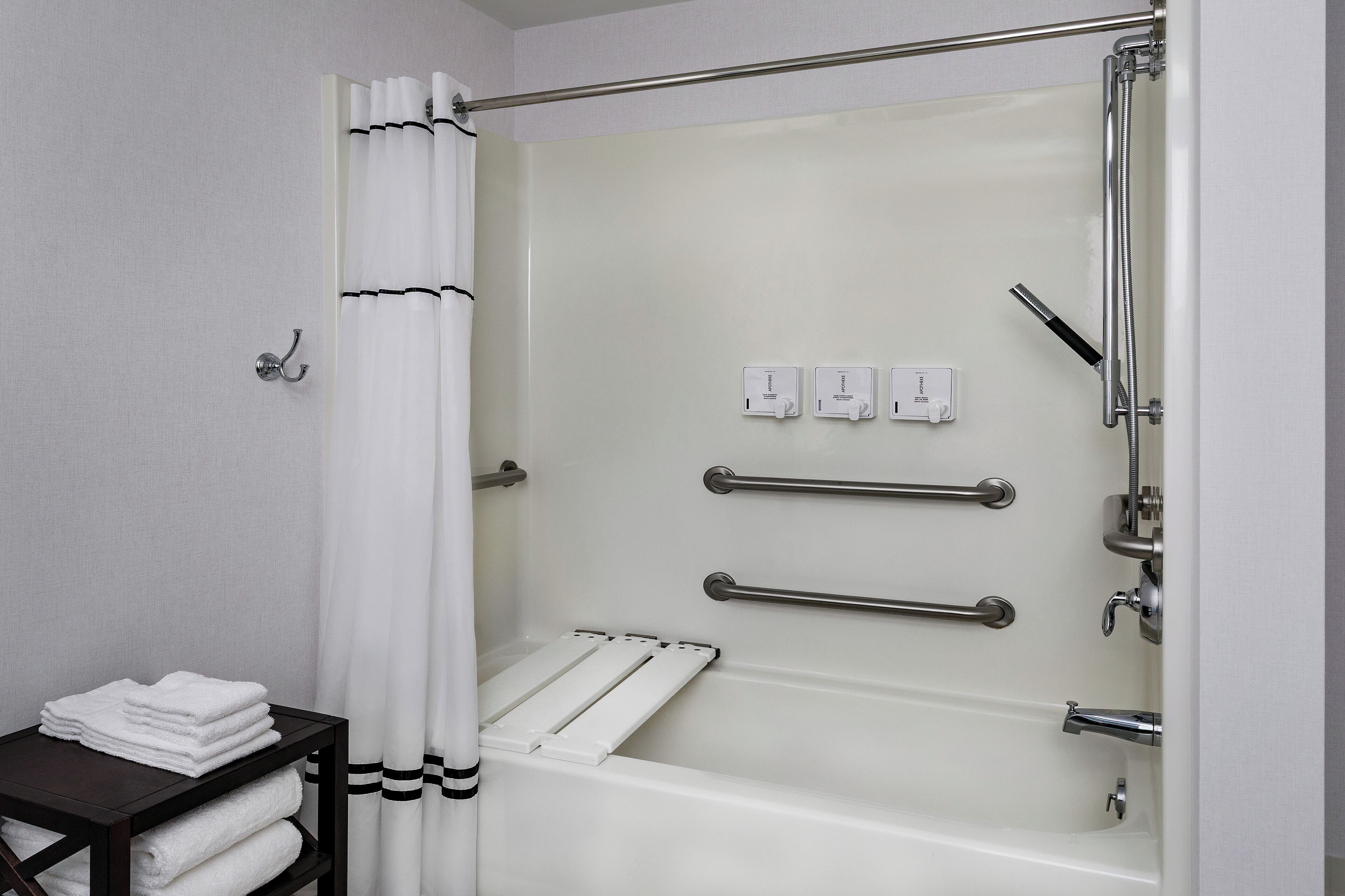 Articles de toilette gratuits, sèche-cheveux, peignoirs