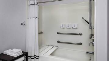 Articles de toilette gratuits, sèche-cheveux, peignoirs