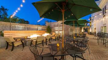 Breakfast, dinner and brunch served