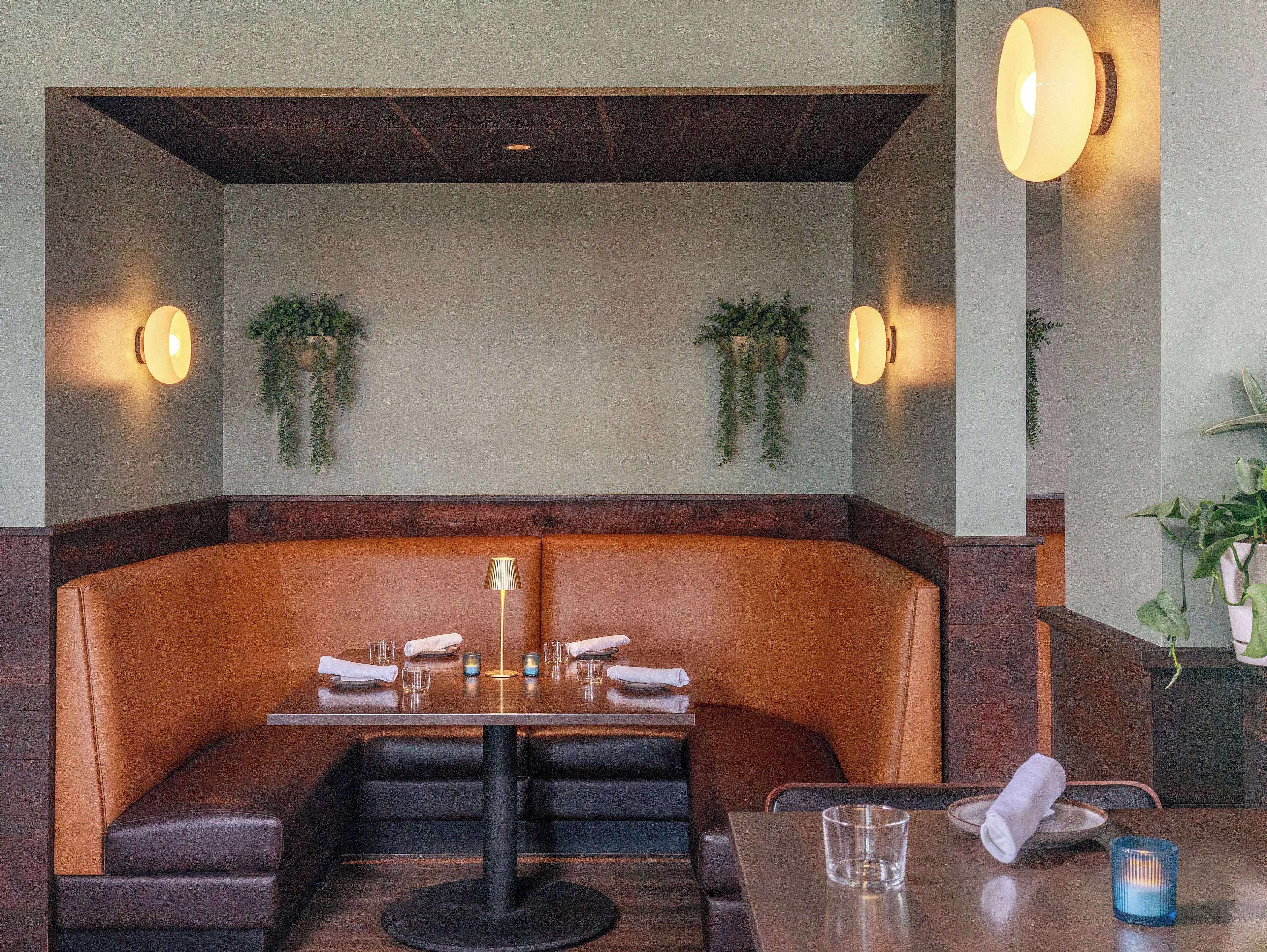 breakfast, dinner and brunch served