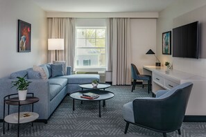 Suíte, 1 cama King | Área de estar | TV