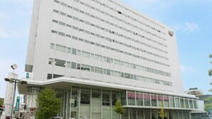 Een modern meerlaags gebouw met een platte gevel en grote ramen.